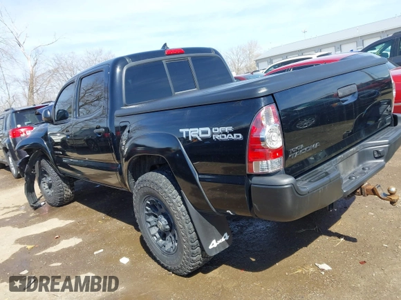 2015 Toyota Tacoma z VIN 5TFLU4EN6FX123489, wystawiony jako IAAI lot #41813057 z przebiegiem 104 828 mil mil oraz . Historia ofert i sprzedaży dostępna na DreamBid. Obrazek 3.
