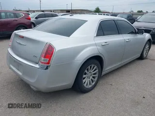 2012 Chrysler 300 z VIN 2C3CCAAG4CH117834, wystawiony jako IAAI lot #42429428 z przebiegiem 226 738 mil mil oraz . Historia ofert i sprzedaży dostępna na DreamBid. Obrazek 4.