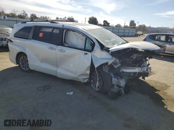 2021 Toyota Sienna XLE with VIN 5TDJRKECXMS001992, listed as a Copart auction lot 47577845 with 0 mi miles and Salvage Title. Bid and sale history available at carsss.com. Image 4.