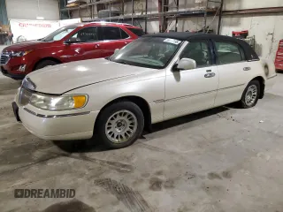 2000 Lincoln Town Car Cartier z VIN 1LNHM83W2YY812981, wystawiony jako Copart lot #59277195 z przebiegiem 100 776 mil mil oraz Czysty tytuł • Clean title. Historia ofert i sprzedaży dostępna na DreamBid. Obrazek 1.
