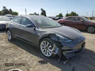 2018 Tesla Model 3 Long Range Battery z VIN 5YJ3E1EB0JF113044, wystawiony jako Copart lot #57056865 z przebiegiem 65 613 mil mil oraz Szkody całkowita. Historia ofert i sprzedaży dostępna na DreamBid. Obrazek 4.