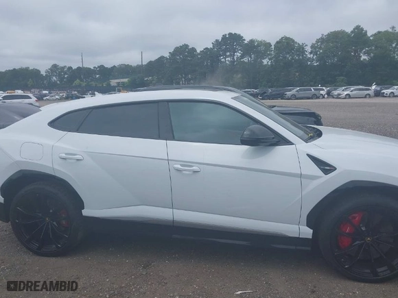 2020 Lamborghini Urus with VIN ZPBUA1ZL9LLA10233, listed as a IAAI auction lot 39731921 with NaN miles. Bid and sale history available at carsss.com. Image 13.