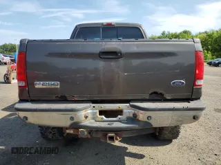 2006 Ford F-250 XL z VIN 1FTSX21PX6EA04242, wystawiony jako Copart lot #59104995 z przebiegiem 157 947 mil mil oraz Czysty tytuł • Clean title. Historia ofert i sprzedaży dostępna na DreamBid. Obrazek 6.
