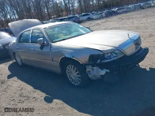 2003 Lincoln Town Car Signature with VIN 1LNHM82W63Y622515, listed as a IAAI auction lot 41737276 with 999,999 mi miles. Bid and sale history available at carsss.com. Image 1.