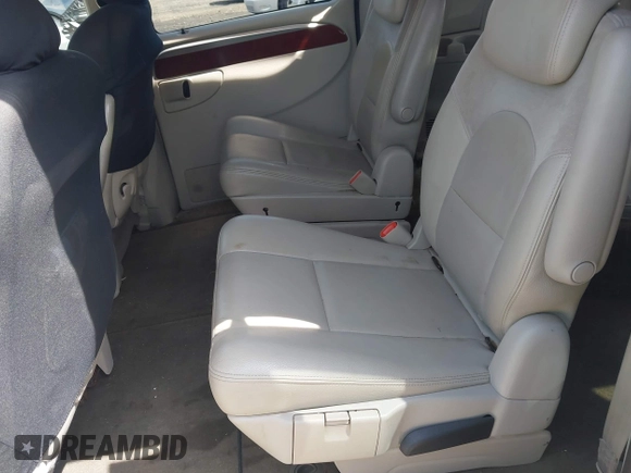 2005 Chrysler Town & Country Limited with VIN 2C8GP64L35R355967, listed as a IAAI auction lot 42106189 with 287,568 mi miles. Bid and sale history available at carsss.com. Image 8.