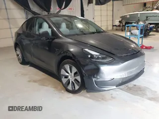 2024 Tesla Model Y Long Range z VIN 7SAYGDEEXRA226636, wystawiony jako IAAI lot #41622144 z przebiegiem 8 908 mil mil oraz . Historia ofert i sprzedaży dostępna na DreamBid. Obrazek 1.