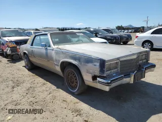 1985 Cadillac Eldorado z VIN 1G6EL578XFE661216, wystawiony jako Copart lot #54606984 z przebiegiem 12 462 mil mil oraz Szkody całkowita. Historia ofert i sprzedaży dostępna na DreamBid. Obrazek 4.