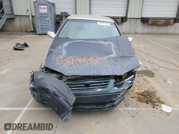 2001 Toyota Camry CE z VIN 4T1BG22K41U104477, wystawiony jako Copart lot #58437155 z przebiegiem 84 355 mil mil oraz Czysty tytuł • Clean title. Historia ofert i sprzedaży dostępna na DreamBid. Obrazek 5.