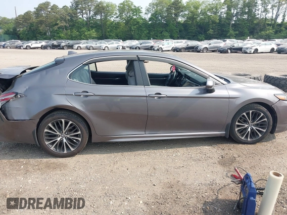 2018 Toyota Camry LE z VIN 4T1B11HK7JU033701, wystawiony jako IAAI lot #42417229 z przebiegiem 49 977 mil mil oraz . Historia ofert i sprzedaży dostępna na DreamBid. Obrazek 13.