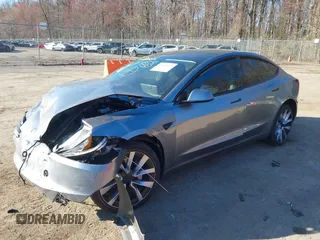 2025 Tesla Model 3 Long Range z VIN 5YJ3E1EA1SF877574, wystawiony jako IAAI lot #41891632 z przebiegiem 2 914 mil mil oraz . Historia ofert i sprzedaży dostępna na DreamBid. Obrazek 16.