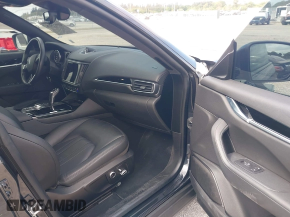 2022 Maserati Levante GT with VIN ZN661XUA3NX402773, listed as a IAAI auction lot 41911976 with 30,719 mi miles. Bid and sale history available at carsss.com. Image 5.