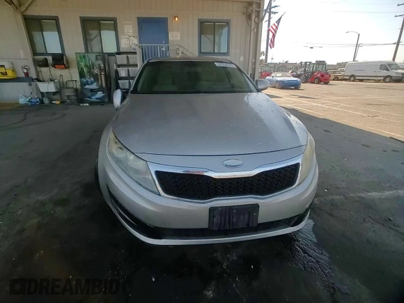 2013 Kia Optima LX z VIN 5XXGM4A74DG156035, wystawiony jako Copart lot #59358245 z przebiegiem 136 540 mil mil oraz Szkoda całkowita • Salvage title. Historia ofert i sprzedaży dostępna na DreamBid. Obrazek 13.