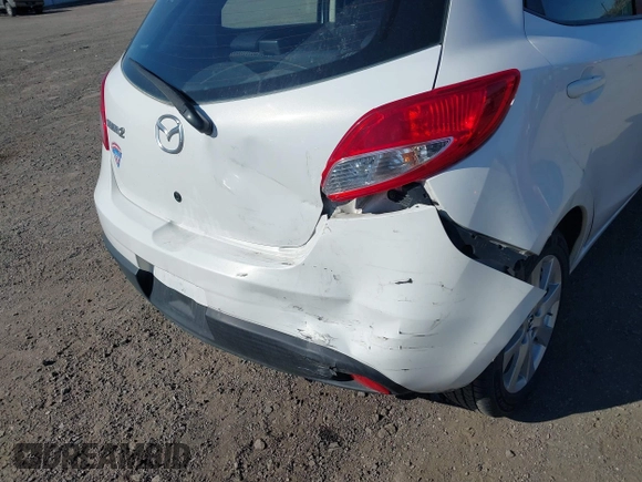 2013 Mazda 2 Touring z VIN JM1DE1LYXD0157874, wystawiony jako IAAI lot #41999395 z przebiegiem 136 954 mil mil oraz . Historia ofert i sprzedaży dostępna na DreamBid. Obrazek 6.