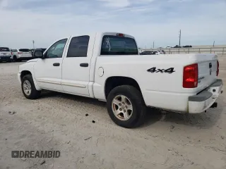 2005 Dodge Dakota SLT z VIN 1D7HW48N15S366026, wystawiony jako Copart lot #55510125 z przebiegiem 66 963 mil mil oraz Tytuł czysty. Historia ofert i sprzedaży dostępna na DreamBid. Obrazek 2.