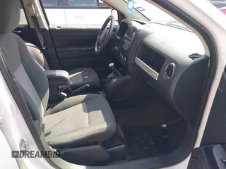 2014 Jeep Compass Altitude with VIN 1C4NJCBA0ED545173, listed as a IAAI auction lot 41924640 with 189,251 mi miles. Bid and sale history available at carsss.com. Image 5.