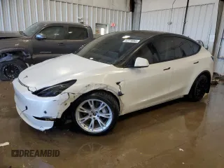 2023 Tesla Model Y Long Range z VIN 7SAYGAEE5PF672546, wystawiony jako Copart lot #42779065 z przebiegiem 27 570 mil mil oraz Nie do naprawy • Non repairable. Historia ofert i sprzedaży dostępna na DreamBid. Obrazek 1.