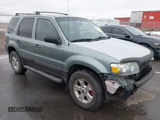 2006 Ford Escape XLT with VIN 1FMYU03126KC55897, listed as a IAAI auction lot 41733243 with 136,989 mi miles. Bid and sale history available at carsss.com. Image 1.