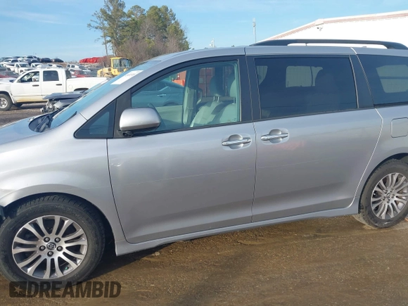 2018 Toyota Sienna XLE Auto Access Seat with VIN 5TDYZ3DC6JS928313, listed as a IAAI auction lot 41411318 with 145,480 mi miles. Bid and sale history available at carsss.com. Image 20.
