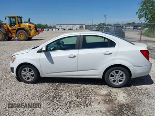 2012 Chevrolet Sonic LT z VIN 1G1JC5SH8C4176795, wystawiony jako IAAI lot #42291906 z przebiegiem Nie podano mil oraz . Historia ofert i sprzedaży dostępna na DreamBid. Obrazek 14.