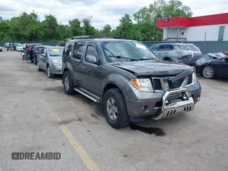 2005 Nissan Pathfinder SE z VIN 5N1AR18W25C701343, wystawiony jako IAAI lot #42209613 z przebiegiem 231 149 mil mil oraz . Historia ofert i sprzedaży dostępna na DreamBid. Obrazek 1.