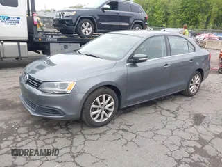 2013 Volkswagen Jetta SE z VIN 3VWDX7AJ3DM397748, wystawiony jako IAAI lot #42283421 z przebiegiem 195 928 mil mil oraz . Historia ofert i sprzedaży dostępna na DreamBid. Obrazek 2.