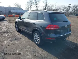 2014 Volkswagen Touareg Sport z VIN WVGEF9BP9ED010718, wystawiony jako IAAI lot #41786403 z przebiegiem 149 569 mil mil oraz . Historia ofert i sprzedaży dostępna na DreamBid. Obrazek 3.