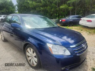 2007 Toyota Avalon XL z VIN 4T1BK36B47U222455, wystawiony jako Copart lot #61276025 z przebiegiem 221 158 mil mil oraz Czysty tytuł • Clean title. Historia ofert i sprzedaży dostępna na DreamBid. Obrazek 1.