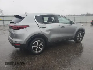 2020 Kia Sportage LX z VIN KNDPMCAC6L7650962, wystawiony jako Copart lot #42607465 z przebiegiem 56 021 mil mil oraz Szkoda całkowita • Salvage title. Historia ofert i sprzedaży dostępna na DreamBid. Obrazek 3.