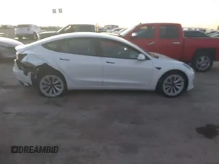 2021 Tesla Model 3 Standard Range Plus z VIN 5YJ3E1EA3MF043860, wystawiony jako IAAI lot #41214748 z przebiegiem 32 753 mil mil oraz . Historia ofert i sprzedaży dostępna na DreamBid. Obrazek 12.