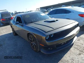 2019 Dodge Challenger R/T Scat Pack z VIN 2C3CDZFJXKH723881, wystawiony jako IAAI lot #41348860 z przebiegiem 67 472 mil mil oraz . Historia ofert i sprzedaży dostępna na DreamBid. Obrazek 1.