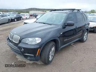 2012 BMW X5 35d z VIN 5UXZW0C55CL674191, wystawiony jako IAAI lot #41906713 z przebiegiem 143 687 mil mil oraz . Historia ofert i sprzedaży dostępna na DreamBid. Obrazek 18.