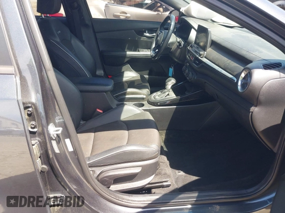 2021 Kia Forte GT-Line z VIN 3KPF34AD2ME341973, wystawiony jako IAAI lot #42084462 z przebiegiem 61 542 mil mil oraz . Historia ofert i sprzedaży dostępna na DreamBid. Obrazek 5.