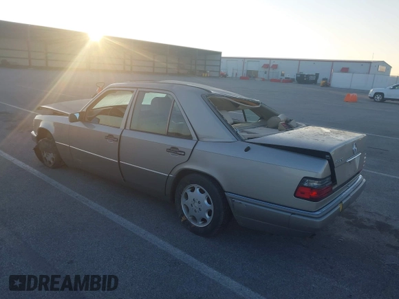 1994 Mercedes-Benz 400 with VIN WDBEA34E4RC015119, listed as a IAAI auction lot 40933590 with 77,554 mi miles. Bid and sale history available at carsss.com. Image 3.