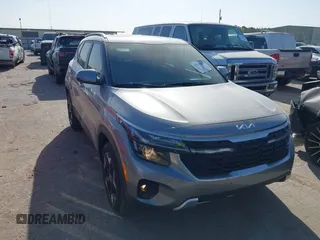 2024 Kia Seltos EX z VIN KNDERCAA3R7603839, wystawiony jako IAAI lot #41830414 z przebiegiem 19 414 mil mil oraz . Historia ofert i sprzedaży dostępna na DreamBid. Obrazek 1.