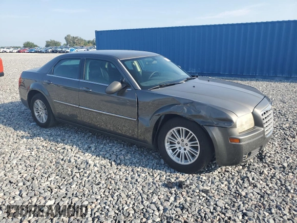 2008 Chrysler 300 Touring z VIN 2C3KA53G38H142026, wystawiony jako Copart lot #56318035 z przebiegiem 168 067 mil mil oraz Szkoda całkowita • Salvage title. Historia ofert i sprzedaży dostępna na DreamBid. Obrazek 4.
