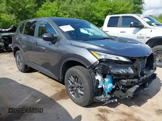 2024 Nissan Rogue S z VIN 5N1BT3AB0RC758171, wystawiony jako IAAI lot #42385451 z przebiegiem 21 000 mil mil oraz . Historia ofert i sprzedaży dostępna na DreamBid. Obrazek 1.