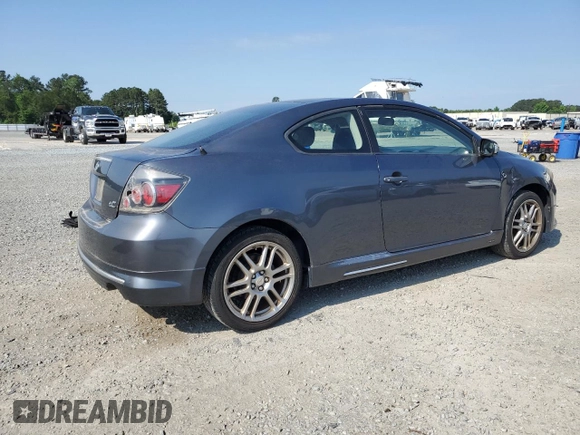 2008 Scion tC Spec z VIN JTKDE167180275068, wystawiony jako Copart lot #55787115 z przebiegiem 101 274 mil mil oraz Szkoda całkowita • Salvage title. Historia ofert i sprzedaży dostępna na DreamBid. Obrazek 3.