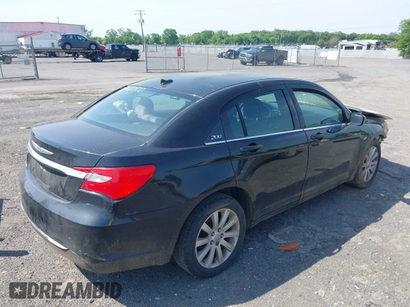 2014 Chrysler 200 Touring z VIN 1C3CCBBG7EN114229, wystawiony jako IAAI lot #42233900 z przebiegiem 194 314 mil mil oraz . Historia ofert i sprzedaży dostępna na DreamBid. Obrazek 4.