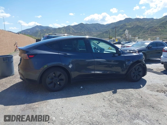 2024 Tesla Model Y Long Range z VIN 7SAYGAEE8RF198286, wystawiony jako IAAI lot #41950454 z przebiegiem 7 611 mil mil oraz . Historia ofert i sprzedaży dostępna na DreamBid. Obrazek 13.