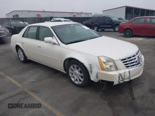 2008 Cadillac DTS 1SD z VIN 1G6KD57Y88U156042, wystawiony jako IAAI lot #41476974 z przebiegiem 137 278 mil mil oraz . Historia ofert i sprzedaży dostępna na DreamBid. Obrazek 1.