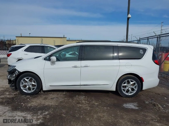 2017 Chrysler Pacifica Touring-L with VIN 2C4RC1BG8HR523704, listed as a IAAI auction lot 41524809 with NaN miles. Bid and sale history available at carsss.com. Image 15.