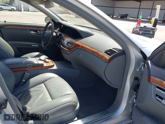 2007 Mercedes-Benz S 550 z VIN WDDNG71X77A018785, wystawiony jako IAAI lot #42114156 z przebiegiem 177 269 mil mil oraz . Historia ofert i sprzedaży dostępna na DreamBid. Obrazek 5.