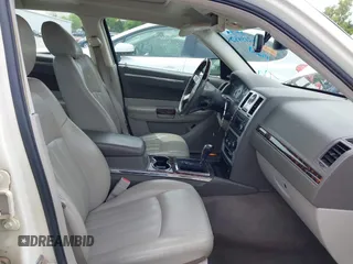 2008 Chrysler 300 C Hemi z VIN 2C3KA63H78H253810, wystawiony jako IAAI lot #42184500 z przebiegiem 112 271 mil mil oraz . Historia ofert i sprzedaży dostępna na DreamBid. Obrazek 5.