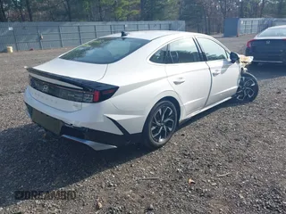 2024 Hyundai Sonata SEL z VIN KMHL64JA4RA395863, wystawiony jako IAAI lot #41801732 z przebiegiem 3 034 mil mil oraz . Historia ofert i sprzedaży dostępna na DreamBid. Obrazek 4.