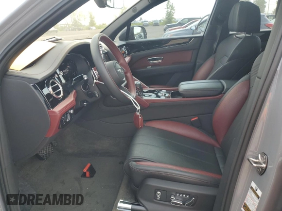 2022 Bentley Bentayga V8 z VIN SJAAM2ZVXNC013736, wystawiony jako Copart lot #67453664 z przebiegiem 22 660 mil mil oraz Nie do naprawy. Historia ofert i sprzedaży dostępna na DreamBid. Obrazek 7.