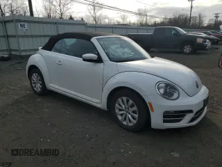 2018 Volkswagen Beetle S z VIN 3VW5DAAT3JM514865, wystawiony jako Copart lot #41675185 z przebiegiem Nie podano mil oraz Szkoda całkowita • Salvage title. Historia ofert i sprzedaży dostępna na DreamBid. Obrazek 4.