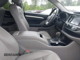 2014 Toyota Highlander XLE z VIN 5TDKKRFH1ES024090, wystawiony jako IAAI lot #42123199 z przebiegiem 58 751 mil mil oraz . Historia ofert i sprzedaży dostępna na DreamBid. Obrazek 5.