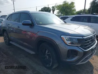2024 Volkswagen Atlas SE z VIN 1V2JE2CA3RC239459, wystawiony jako IAAI lot #42038914 z przebiegiem 9 801 mil mil oraz . Historia ofert i sprzedaży dostępna na DreamBid. Obrazek 1.