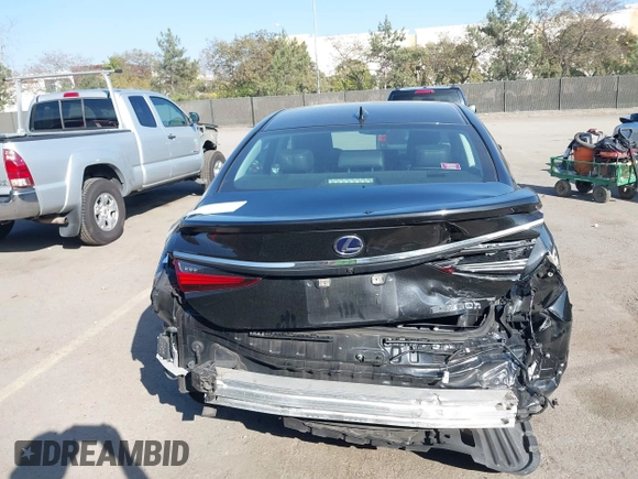 2022 Lexus ES 300h z VIN 58ADA1C18NU013723, wystawiony jako IAAI lot #41642214 z przebiegiem 221 947 mil mil oraz . Historia ofert i sprzedaży dostępna na DreamBid. Obrazek 17.