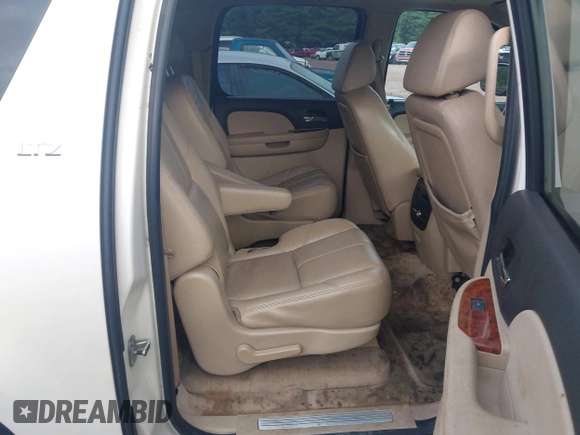 2008 Chevrolet Suburban LTZ z VIN 1GNFC160X8R221599, wystawiony jako IAAI lot #42774069 z przebiegiem 135 406 mil mil oraz . Historia ofert i sprzedaży dostępna na DreamBid. Obrazek 8.